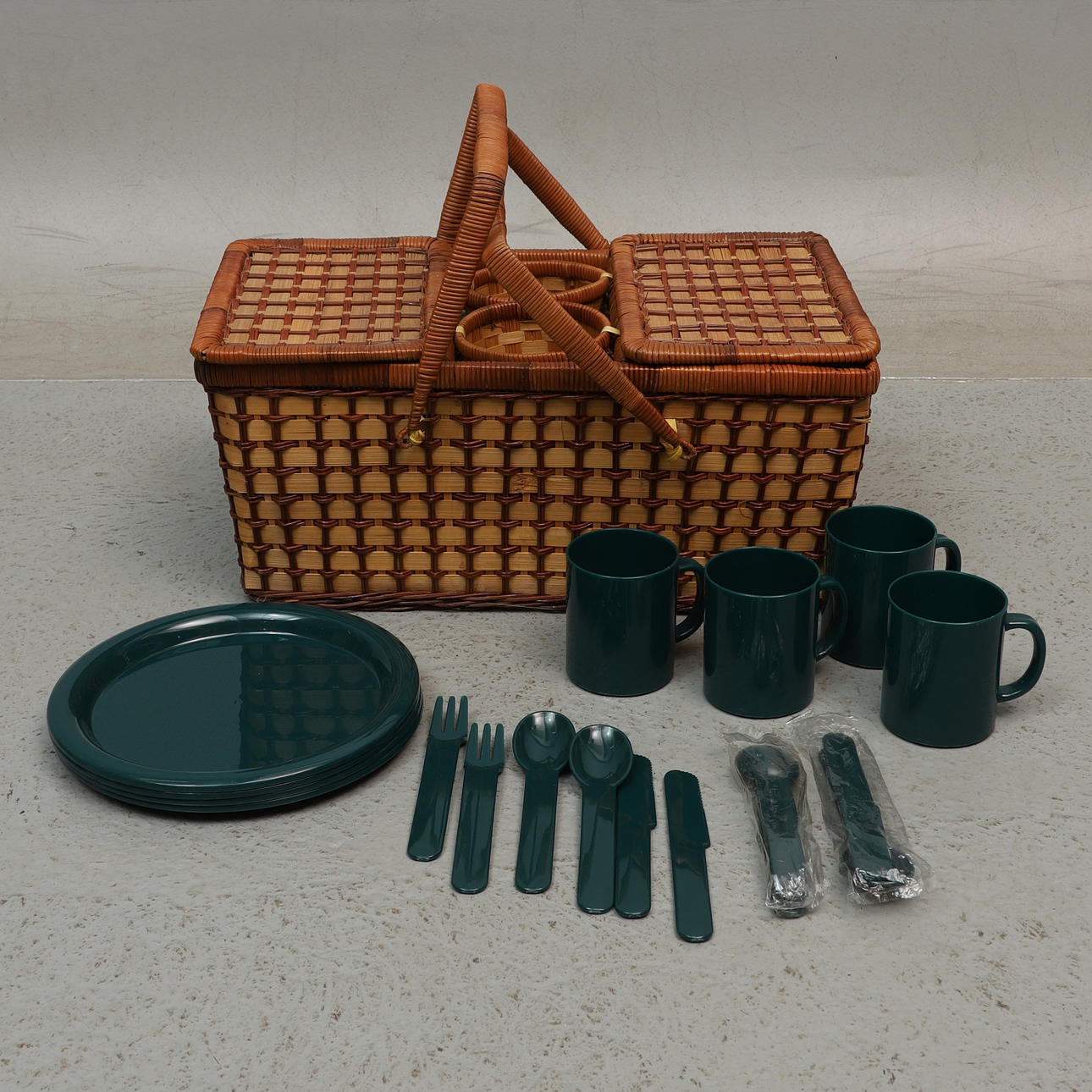 Picknickkorb aus Rattan, 20. Jahrhundert.