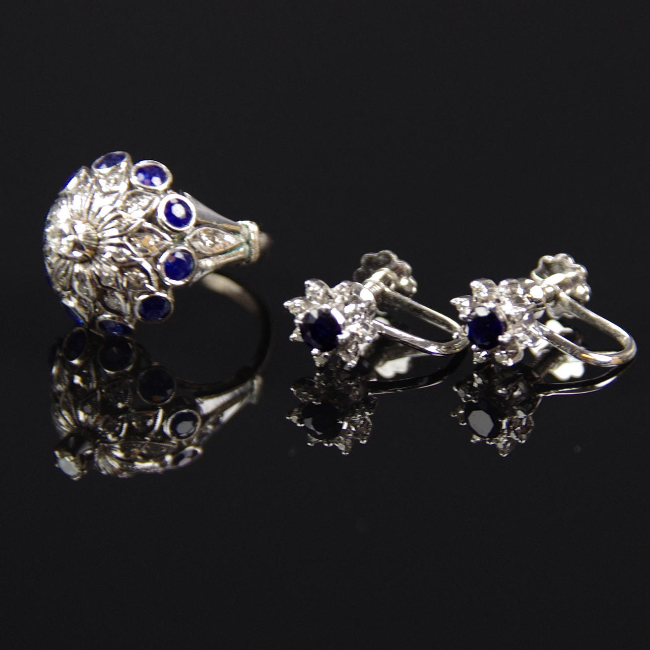 COCKTAILRING SAMT ÖRHÄNGEN,med diamanter och safirer.