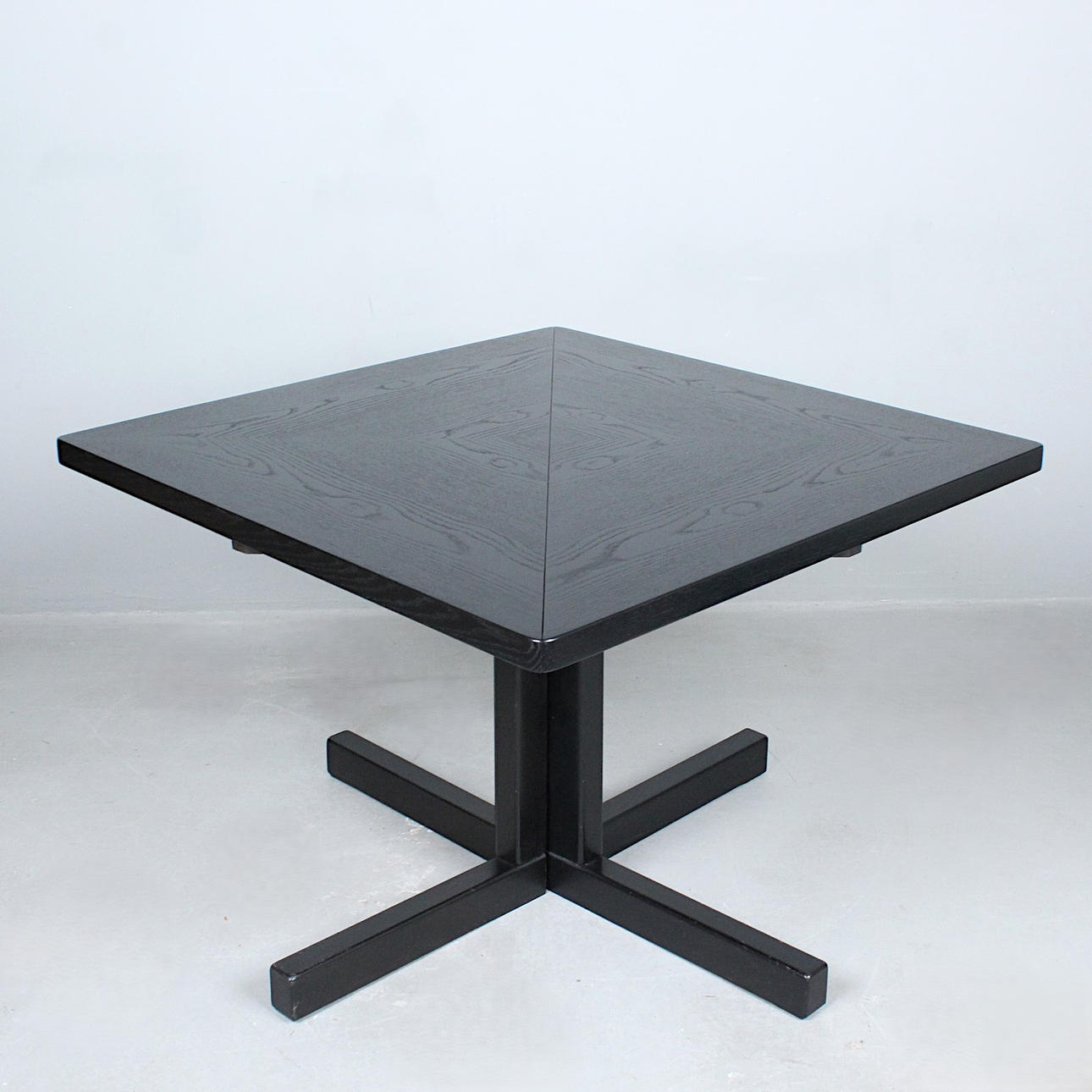 Expandable table/1980s dining table.