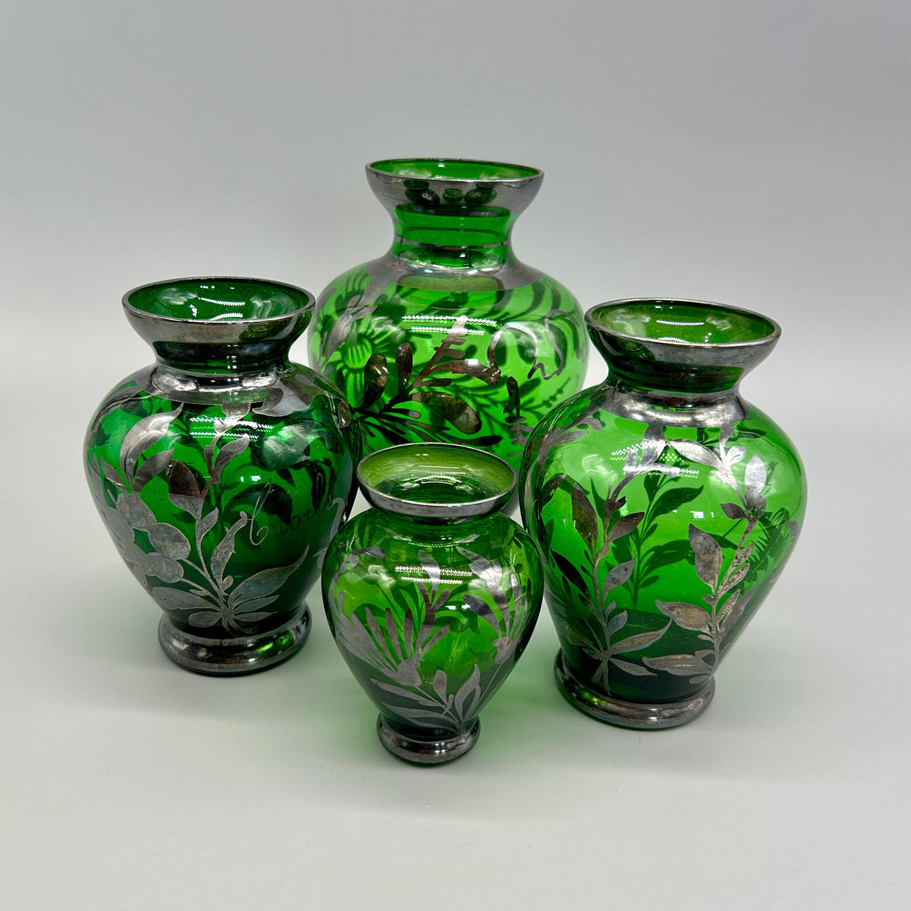 GRÖNA GLASVASER MED SILVERBELÄGGNING.