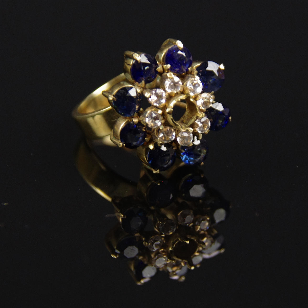 COCKTAILRING, safirer och vita stenar.