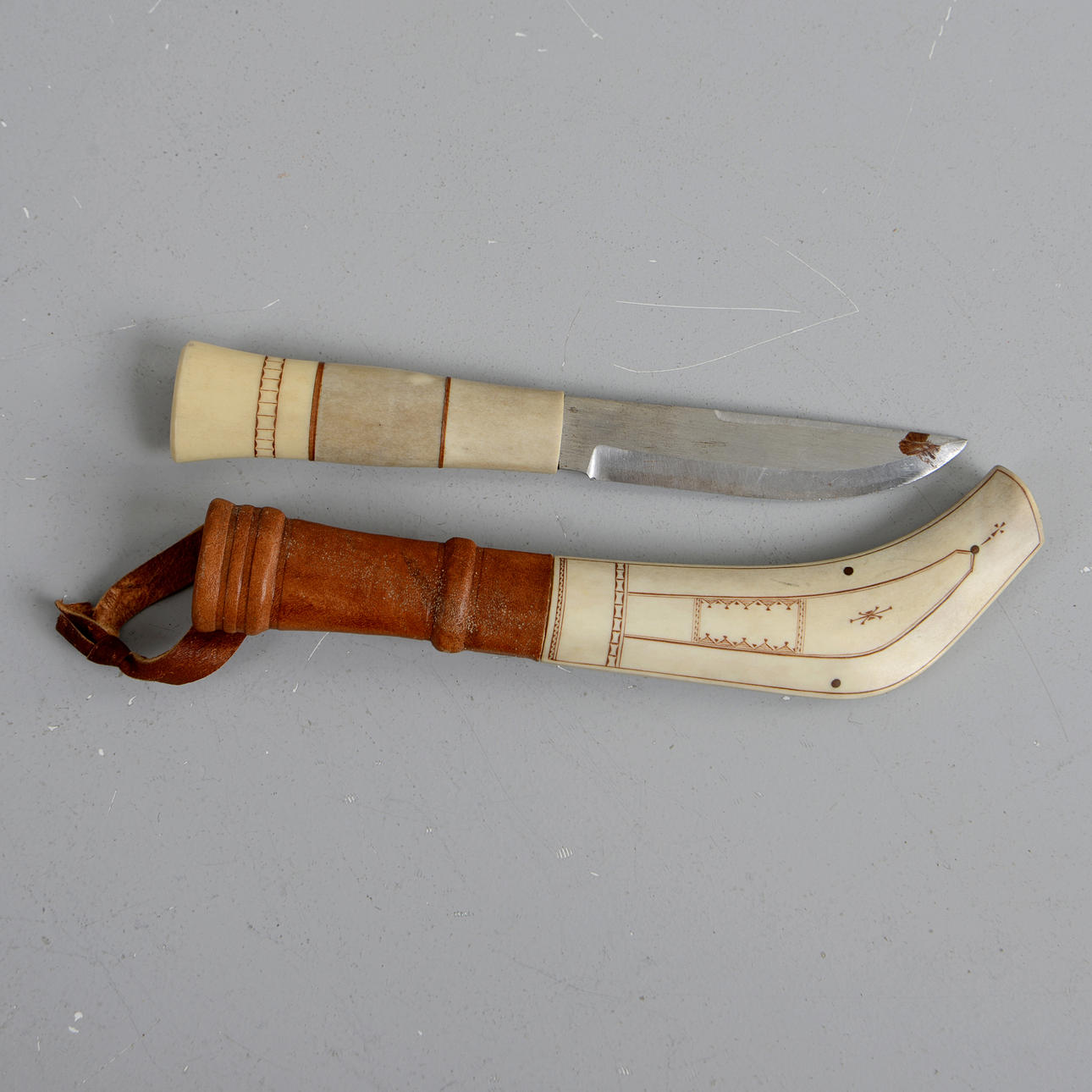 SUNE ENOKSSON. Knife, half horn, monogram signed.