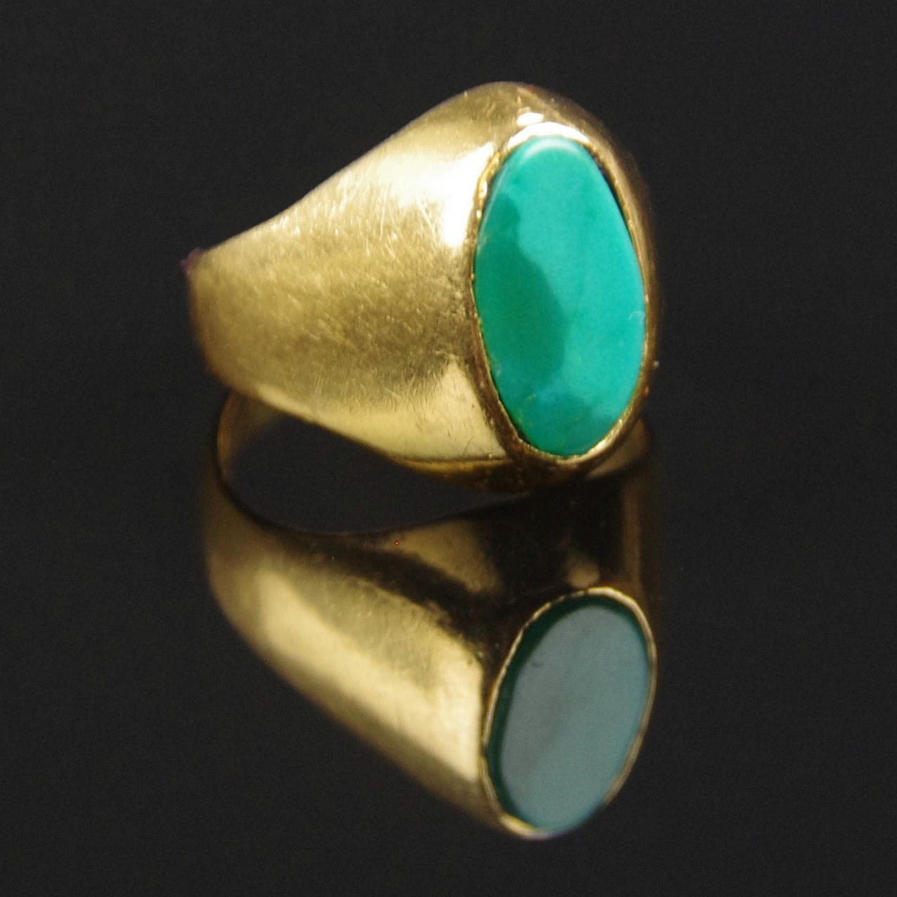 KLACKRING, 18K guld med grön sten.