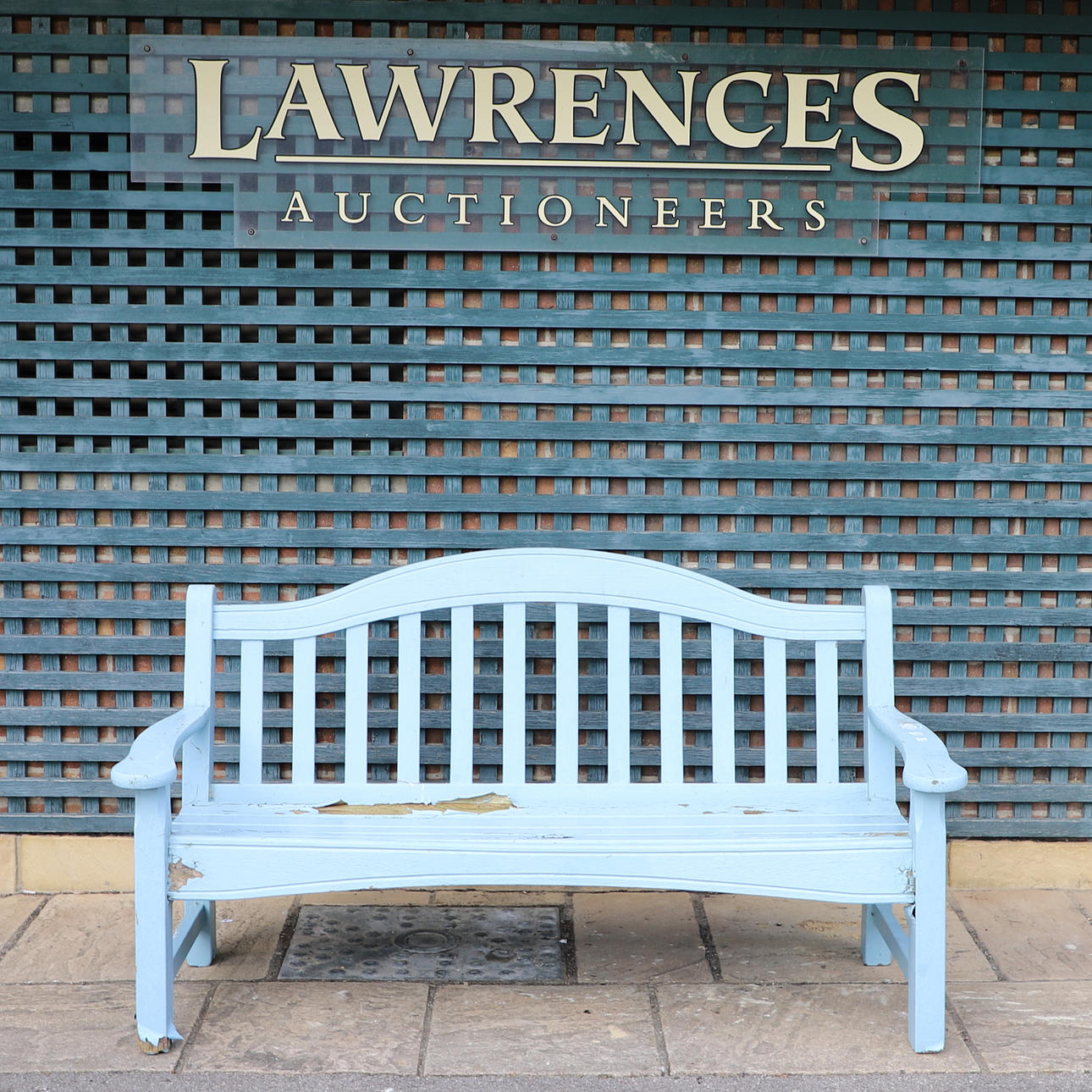 EN BLÅMÅLAD TRÄDGÅRDSBÄNK.