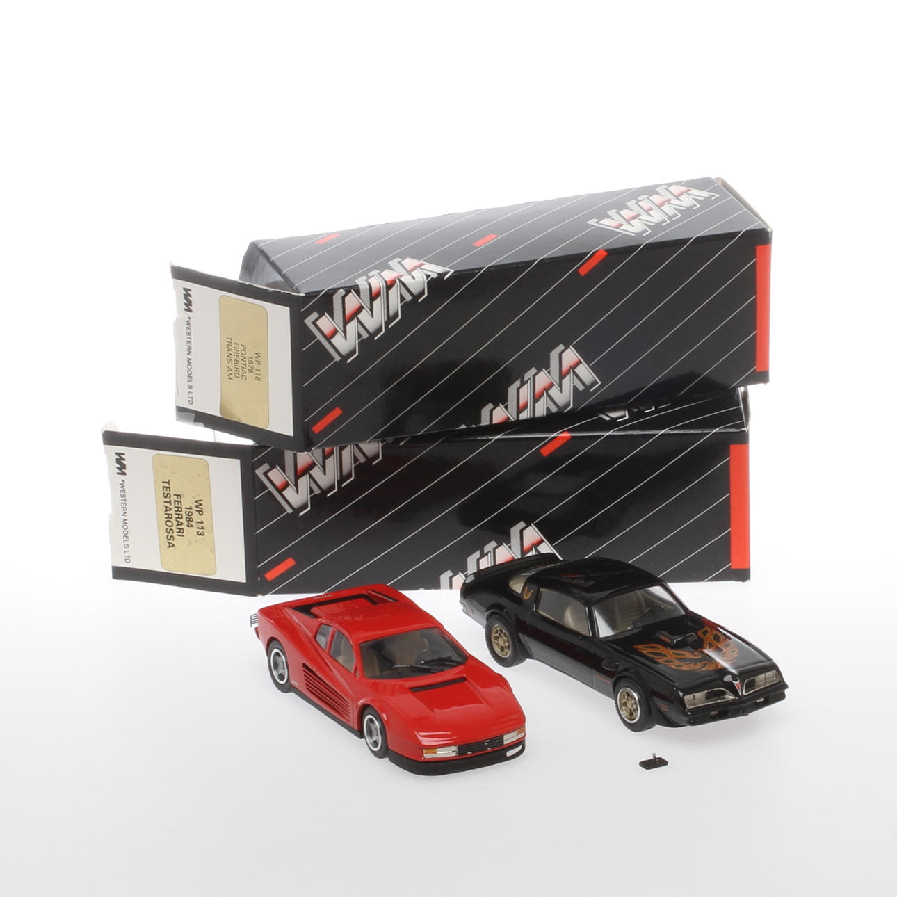 MODELLBILAR WESTERN MODELS Pontiac och Ferrari i originalkartonger.