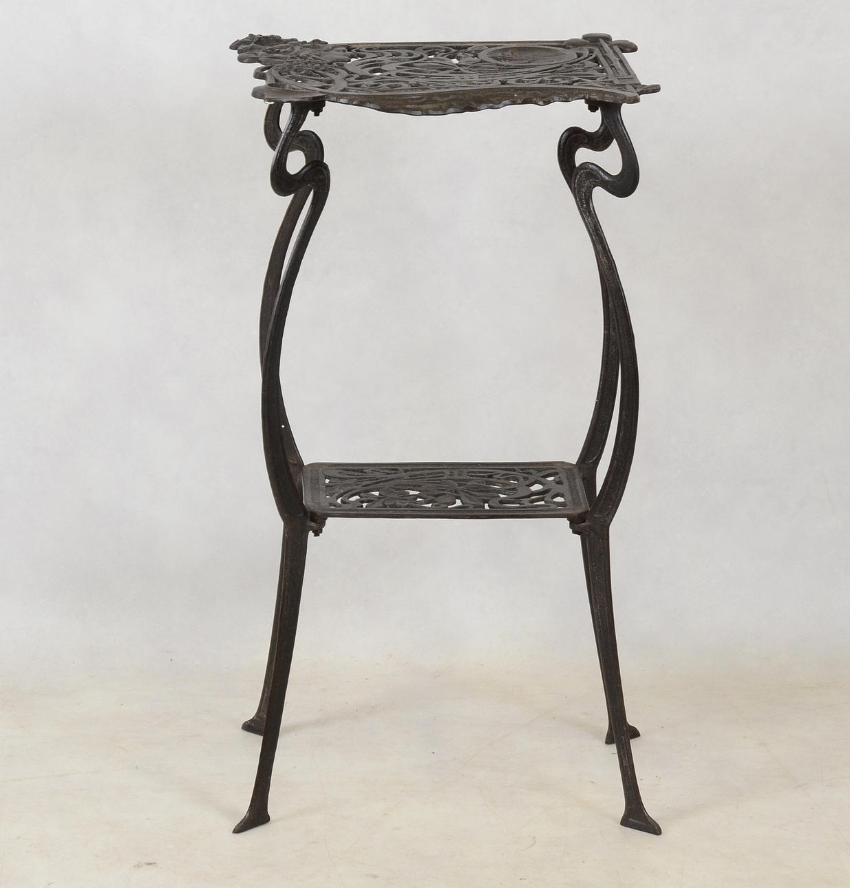 PIEDESTAL, metall, jugend, 1900-talets första hälft.