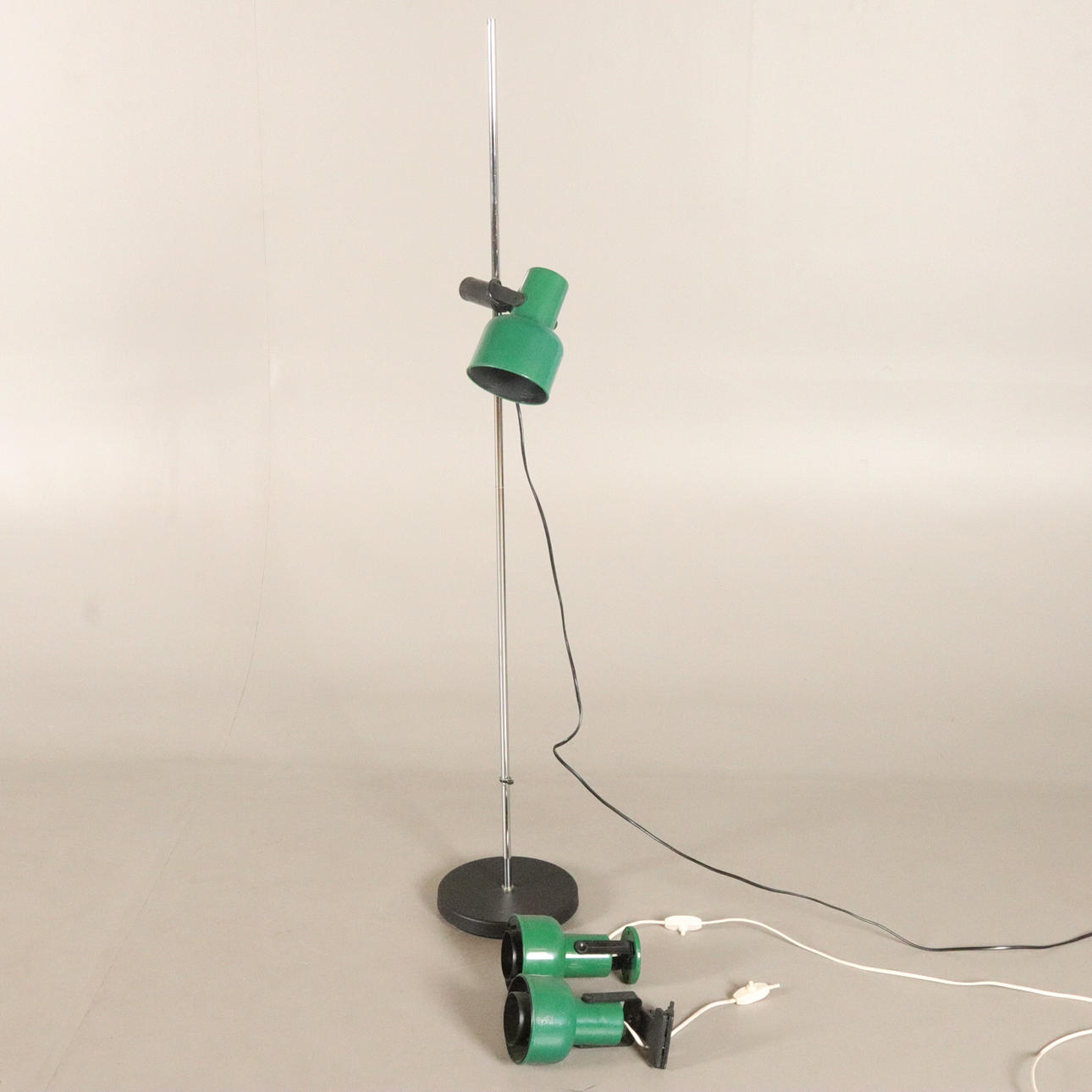 LÁMPARA DE PIE y 2 LÁMPARAS DE PARED.