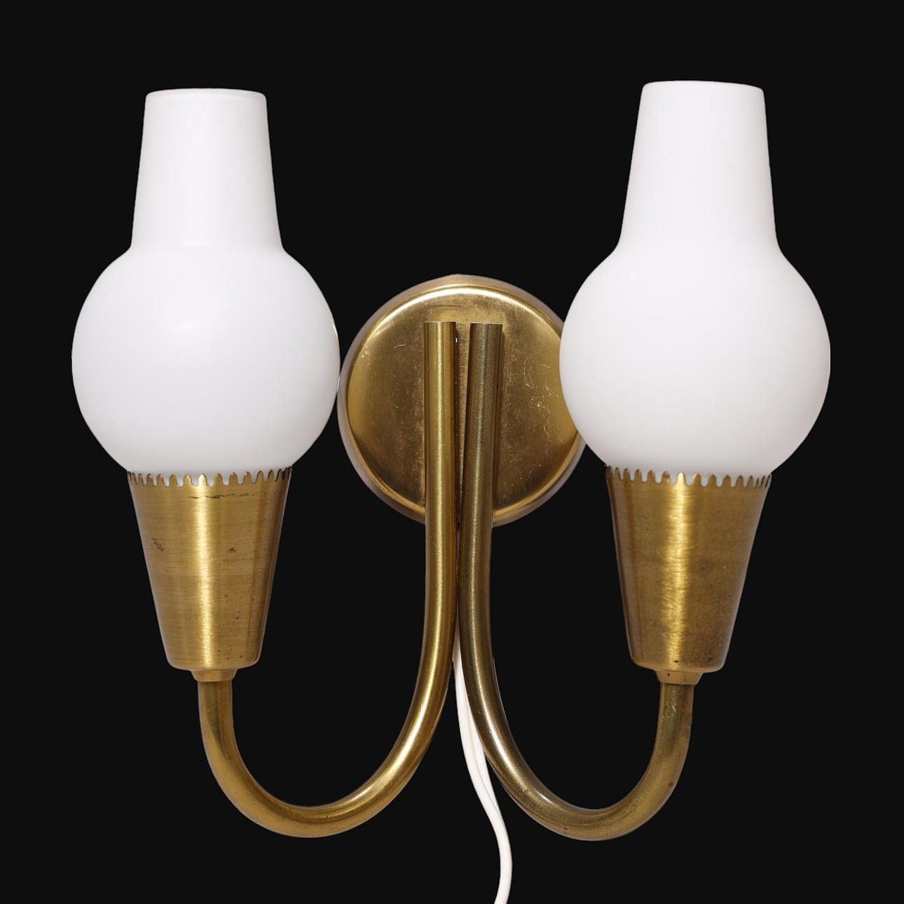 Lyfa væglampe, messing opalglas. Danmark.