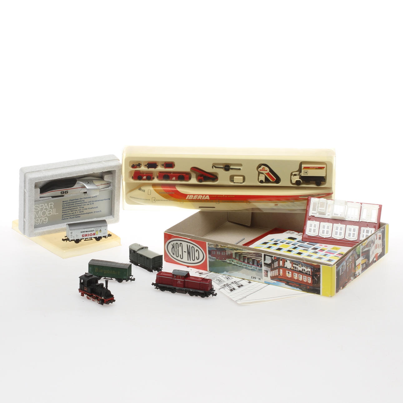 MODELLTÅG TRIX N-skalan. 2 lok, 1 vagn. ROCO 2 vagnar. Jumbojet IBERIA, racerbil. Delvis originalkartonger.