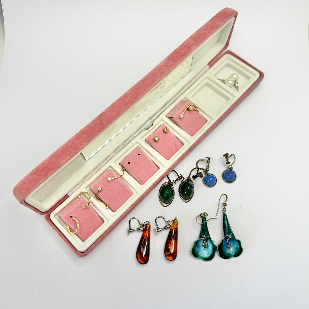 A Collection of Earrings. Devis in Silver.