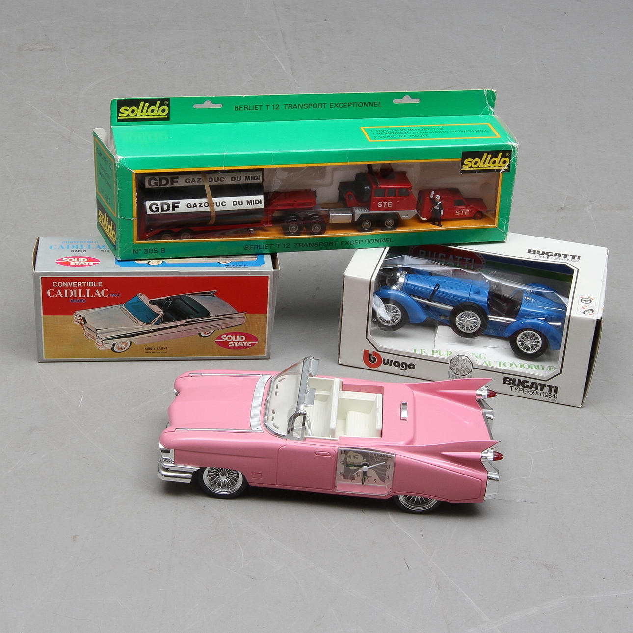 LEKSAKSBILAR SOLIDO gastransport, Burago Bugatti. Två bilar med radio och klocka. Delvis originalkartonger.