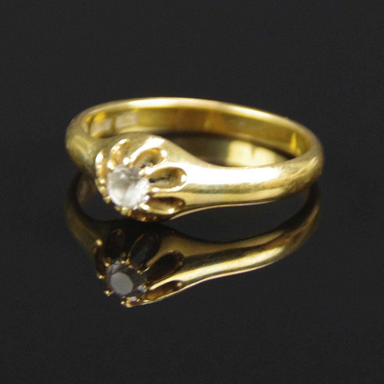 RING, 18K guld med vit sten.