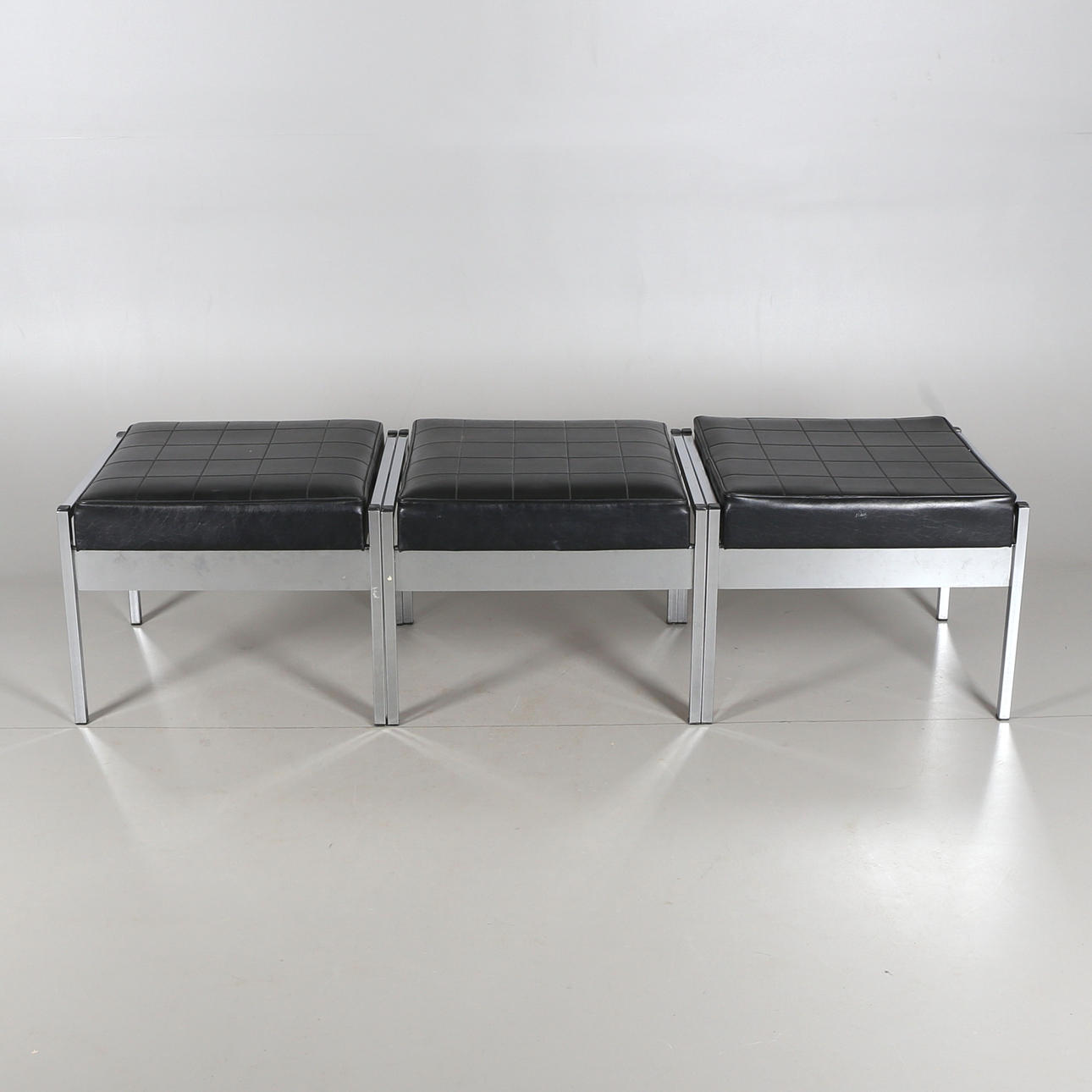 SITTPALLAR, 3 st, trä, stål samt svart läder, 1960-tal.