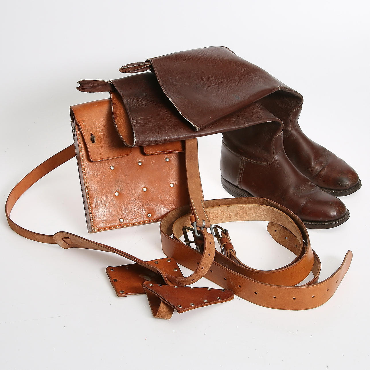 MILITÄRA PERSEDLAR, läder, tidigt 1900-tal.