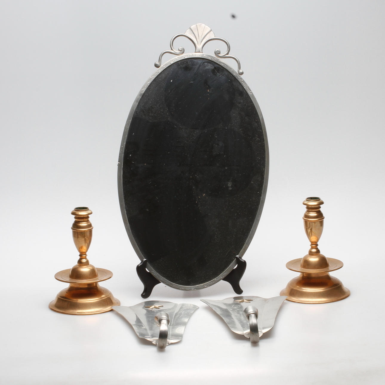 SPEGEL OCH LJUSLAMPETTER, ett par, tenn samt LJUSSTAKAR, ett par, barockstil, 1900-tal.