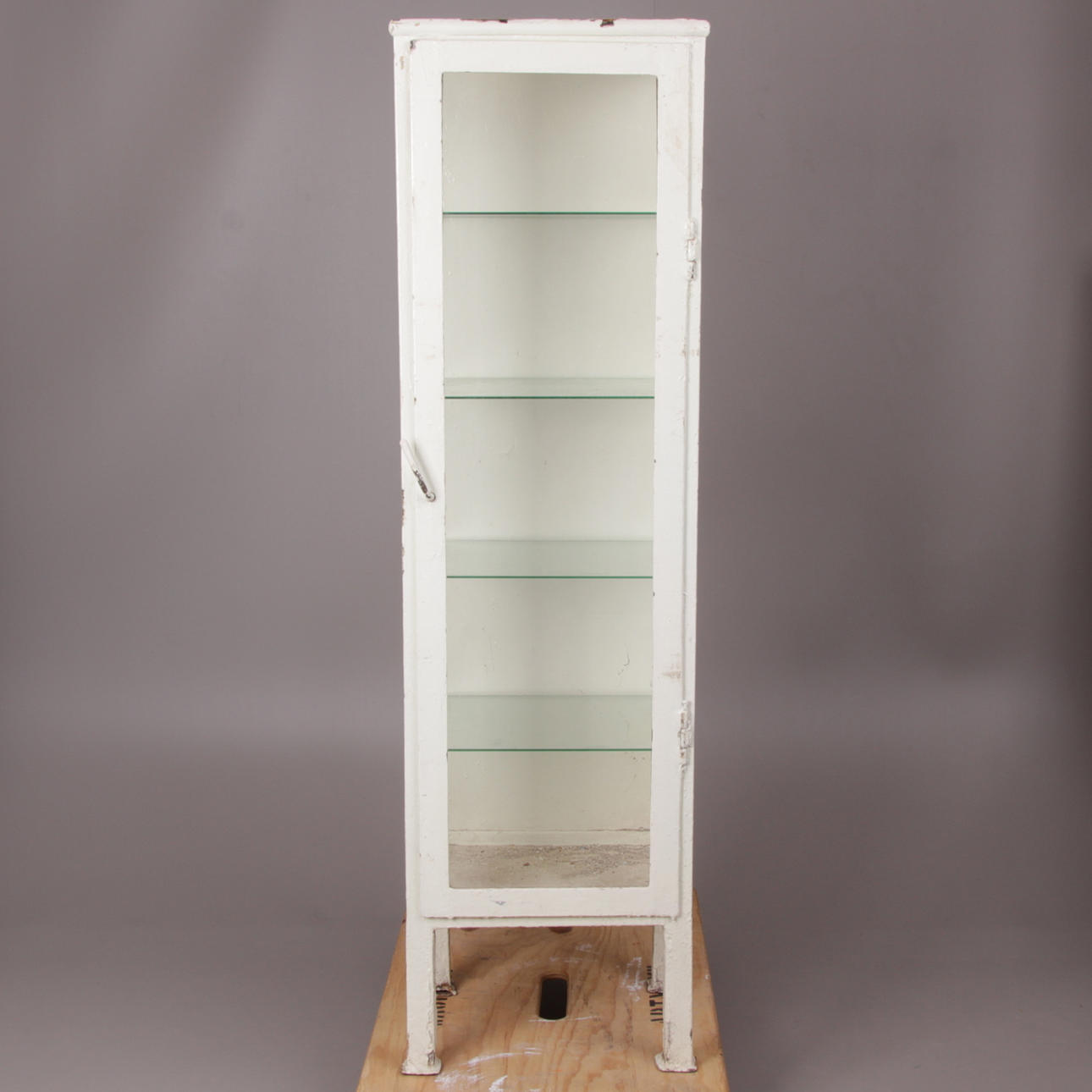 LÄKARSKÅP, metall och glas, Sovjetunionen, 1940-tal.