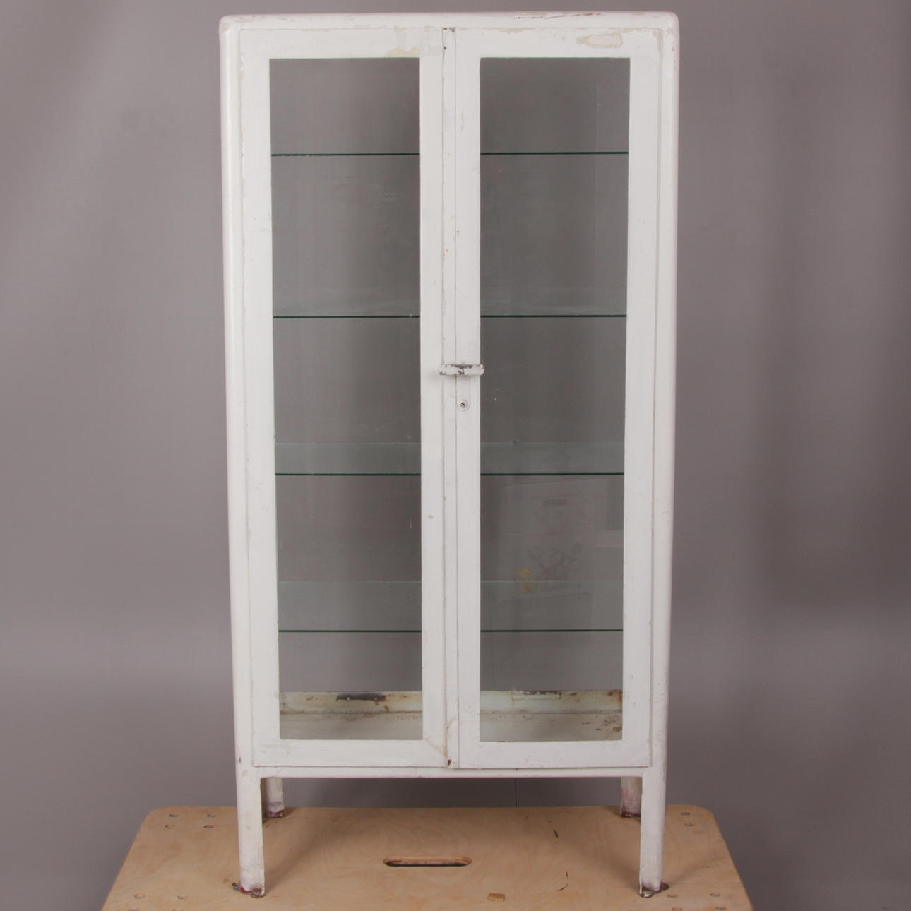 LÄKARSKÅP, metall och glas, Sovjetunionen, 1950-tal.