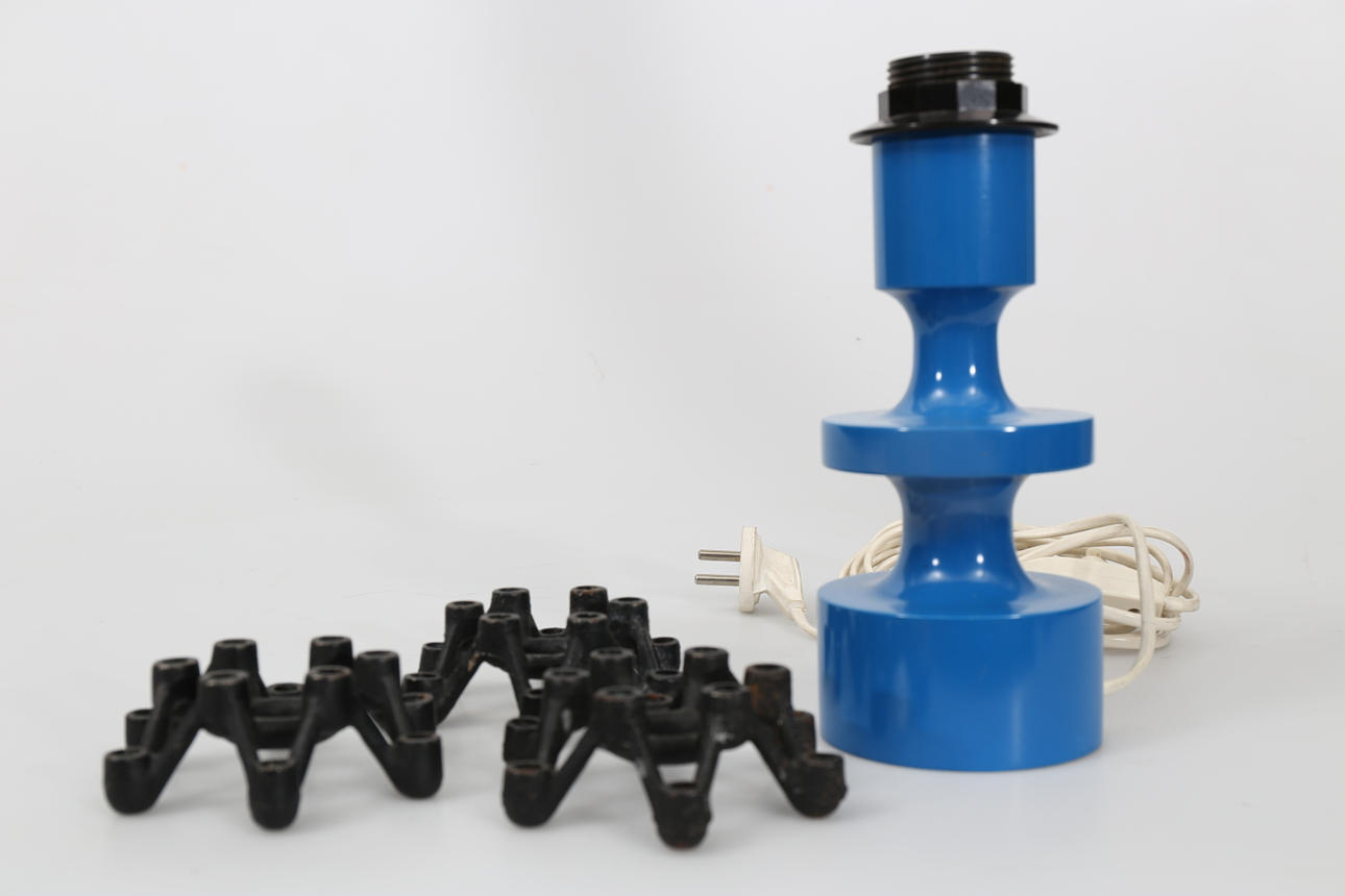 BORDSLAMPA OCH LJUSSTAKAR, trä och metall, 4 stycken, bland annat Luxus.