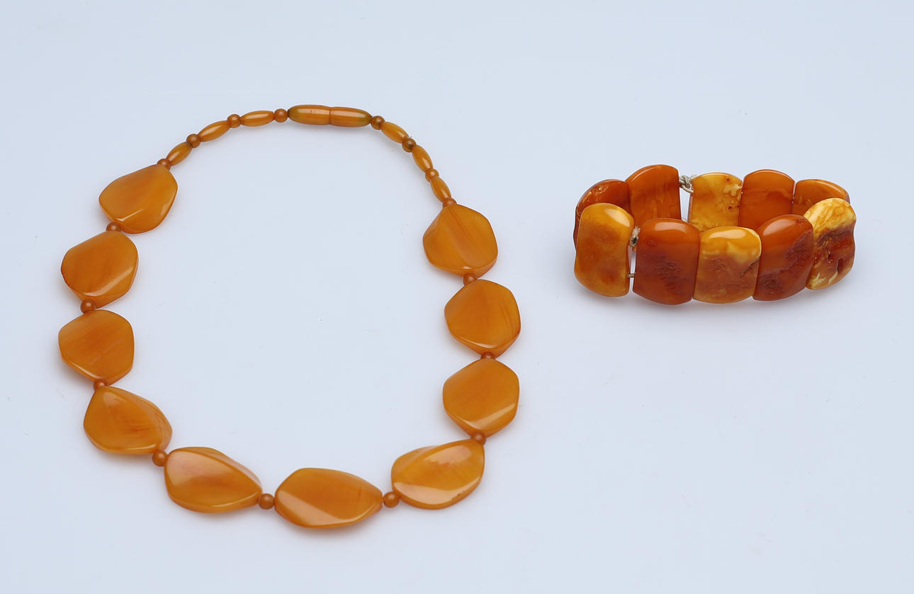 HALSKETTE und ARMREIF, geschliffene Platten, Bernstein.