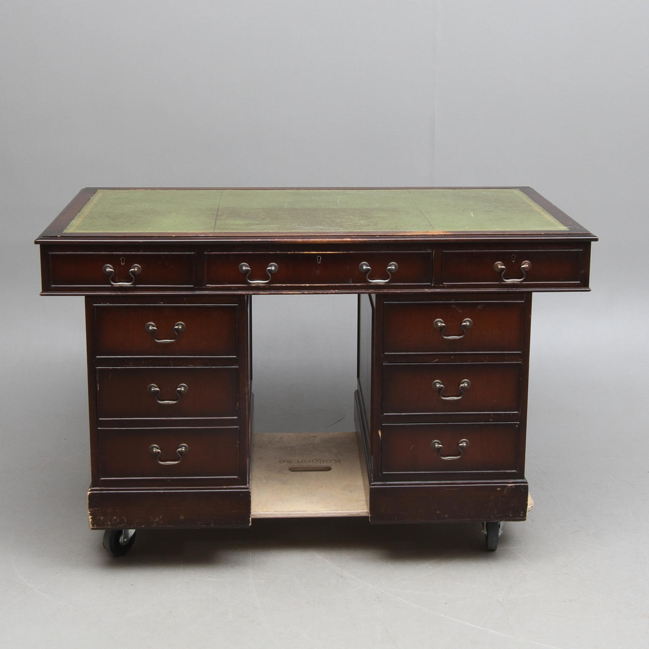 SKRIVBORD, engelsk stil, 1900-talets andra hälft.