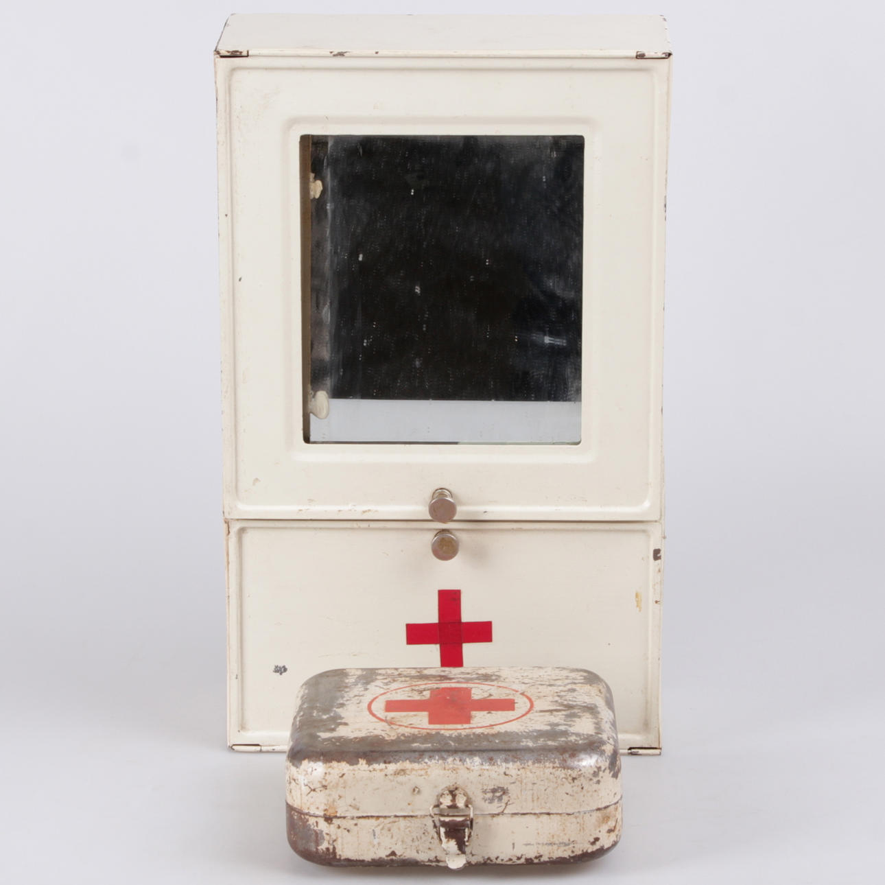 MEDICINSKÅP, samt låda, plåt, Sovjetunionen, 1900-talets första hälft.