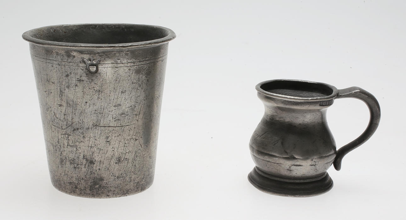 KRÖNT BÄGARE 1795, och MINIATYRKANNA 1878, tenn.