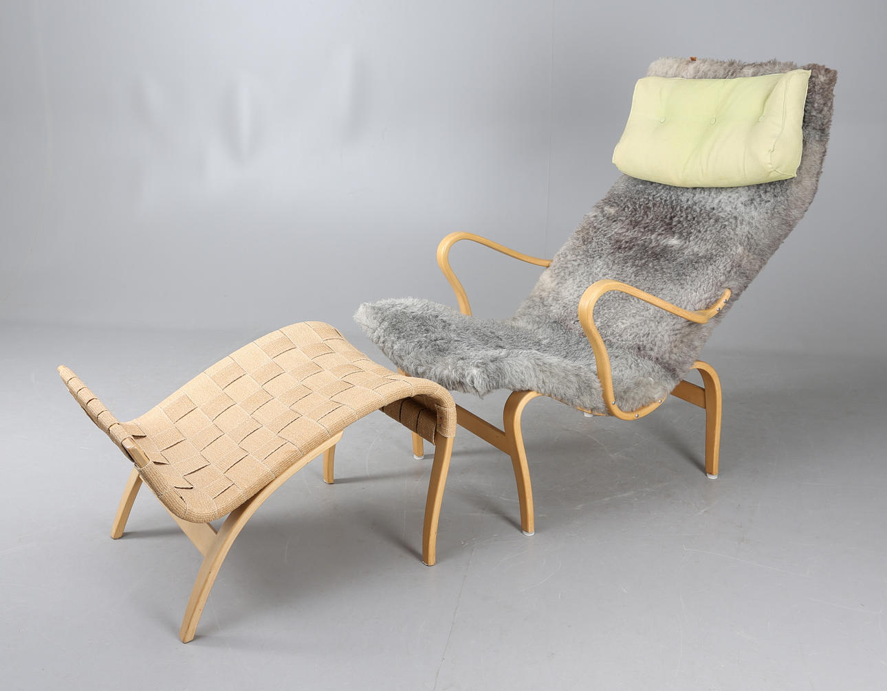 FÅTÖLJ samt PALL, Bruno Mathsson, 1900-tal.