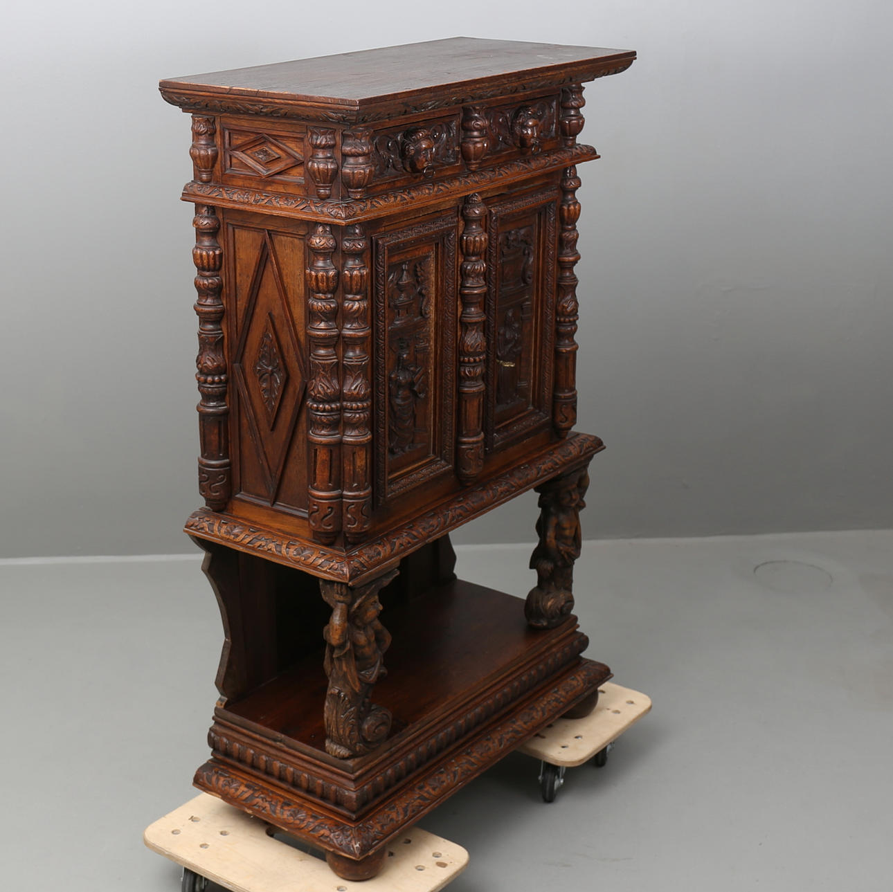 SKÅP, barockstil 18/1900-talets början.