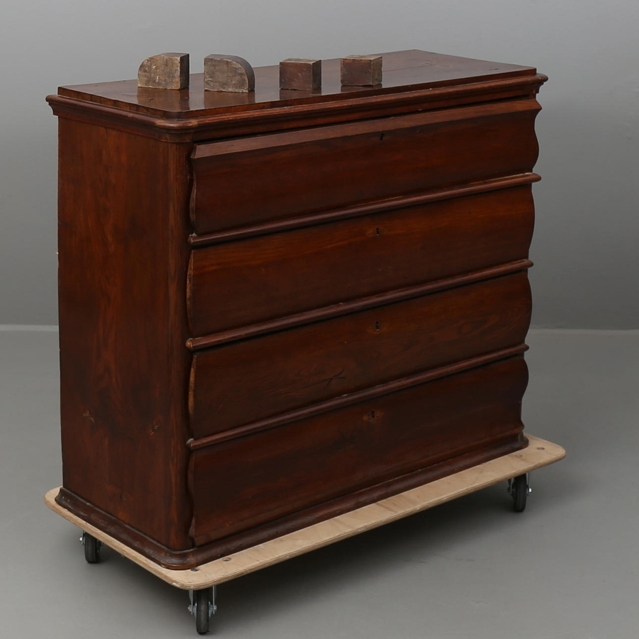 BYRÅ, almträ, 1800-talets mitt.