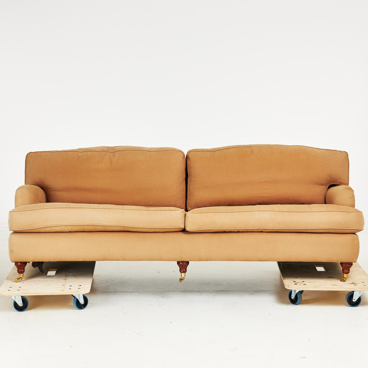 SOFFA. Howard modell, textklädd, lösa sittplymåer.