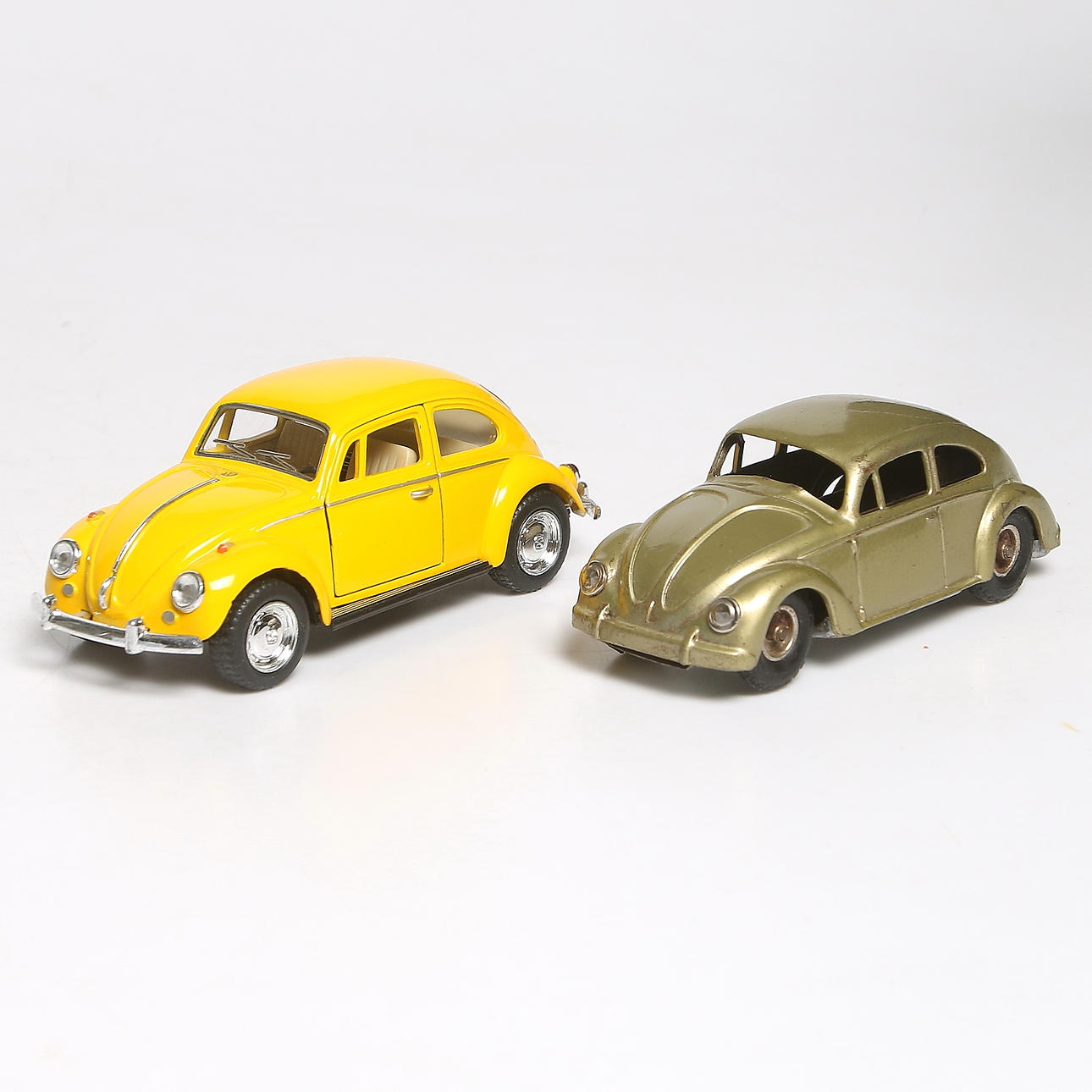 MODELLBILAR, 2 st, plåt, Volkswagen, Västtyskland och Kina.