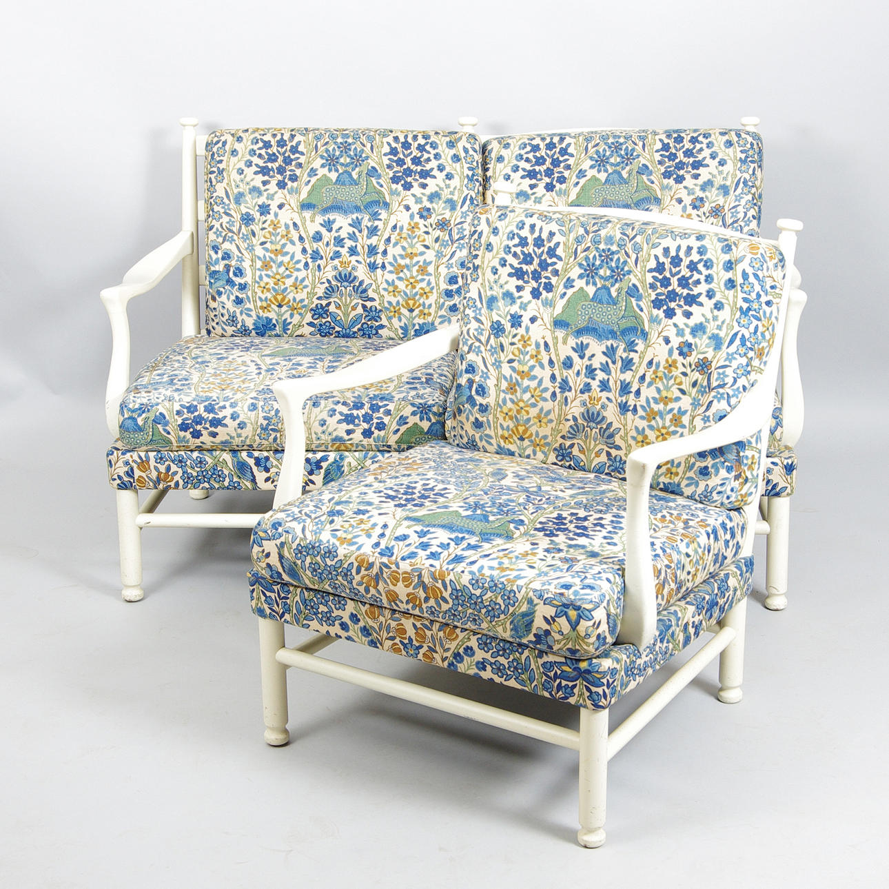 SOFFA SAMT FÅTÖLJ, Gripsholmsmodell, vitmålad, 1900-talets mitt.