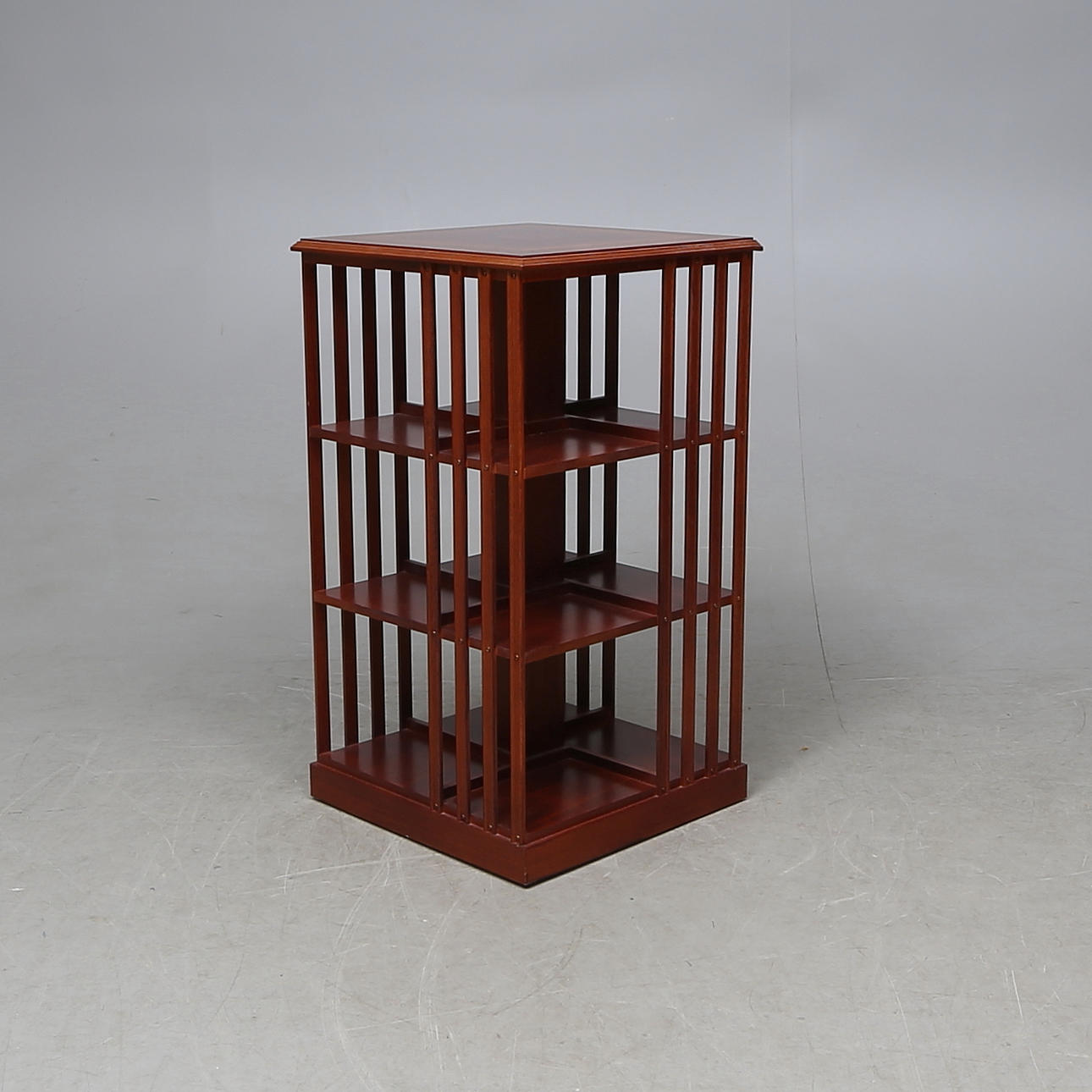 BIBLIOTEKSSNURRA, engelsk stil, 1900-tal.