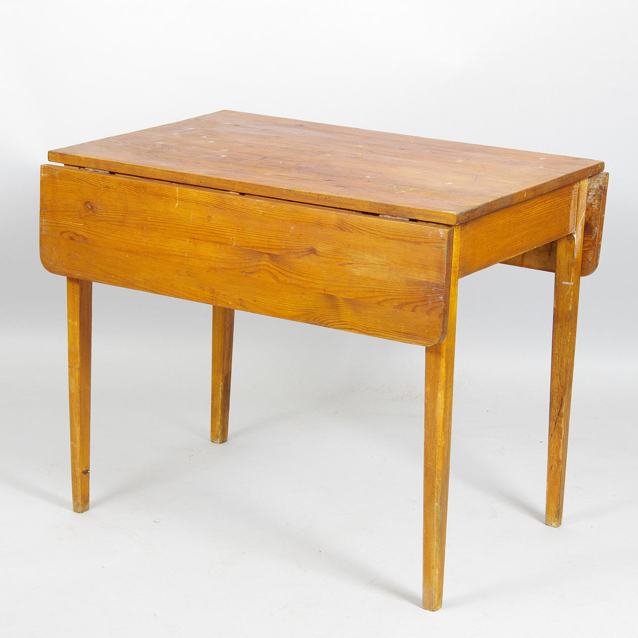 BORD MED KLAFFAR, fur, tidigt 1900-tal.