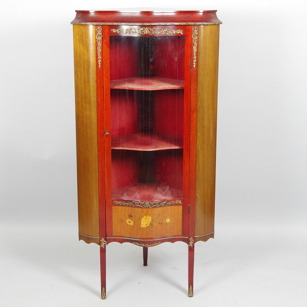 HÖRNVITRINSKÅP, mahogny med bronser, rokokostil.