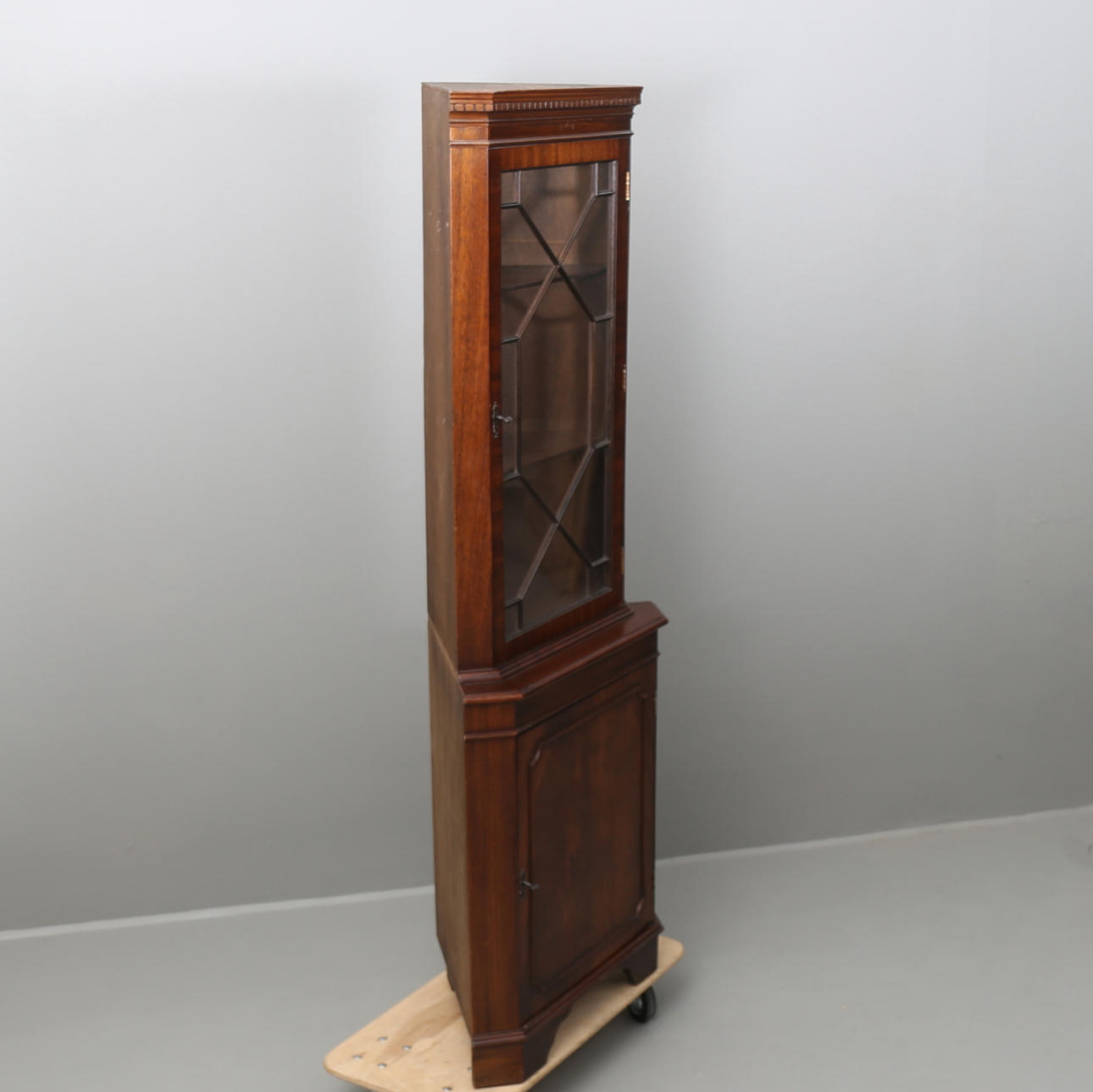 HÖRNVITRINSKÅP, engelsk stil sk. Hepplewhite-stil. 1900-tal.