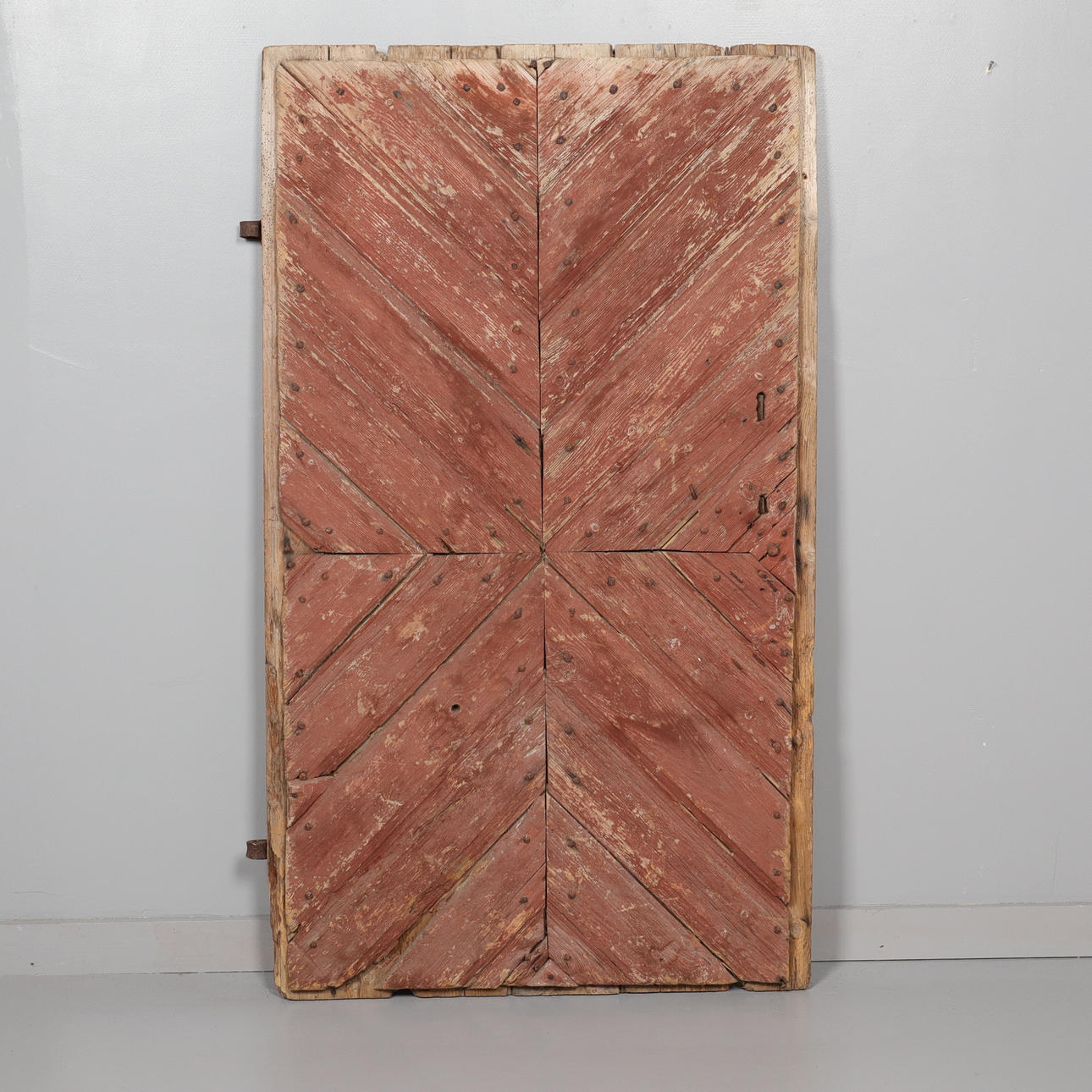 PUERTA CON BISAGRAS DEL SIGLO XVIII.