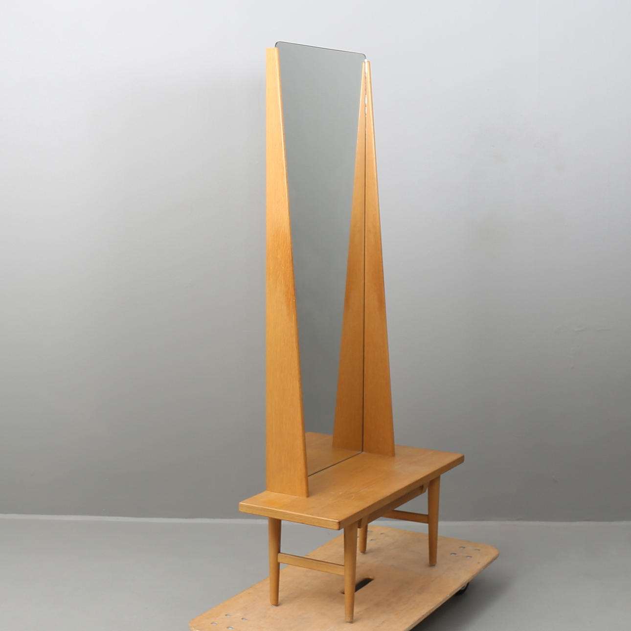 HALLMÖBEL, Svenska möbelfabriken Bodafors, ek och spegelglas 1960-tal.