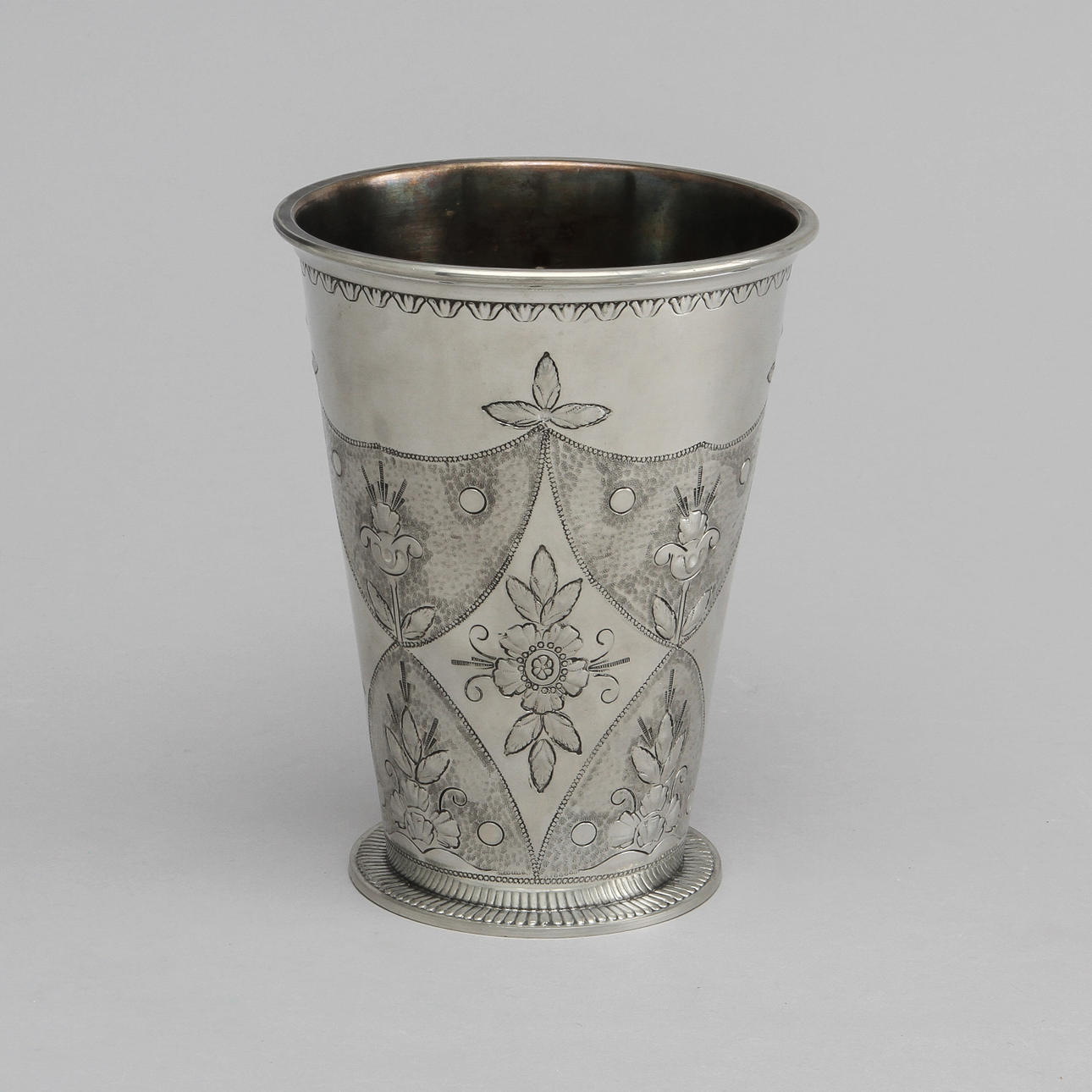 VAS, tenn, AB Tesi Svenskt Tenn, signerad Göthlin.