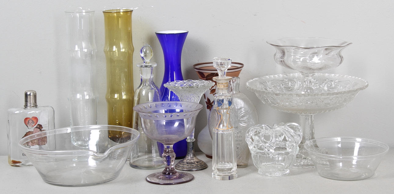 GLASFÖREMÅL, 15 delar, 1900-tal.