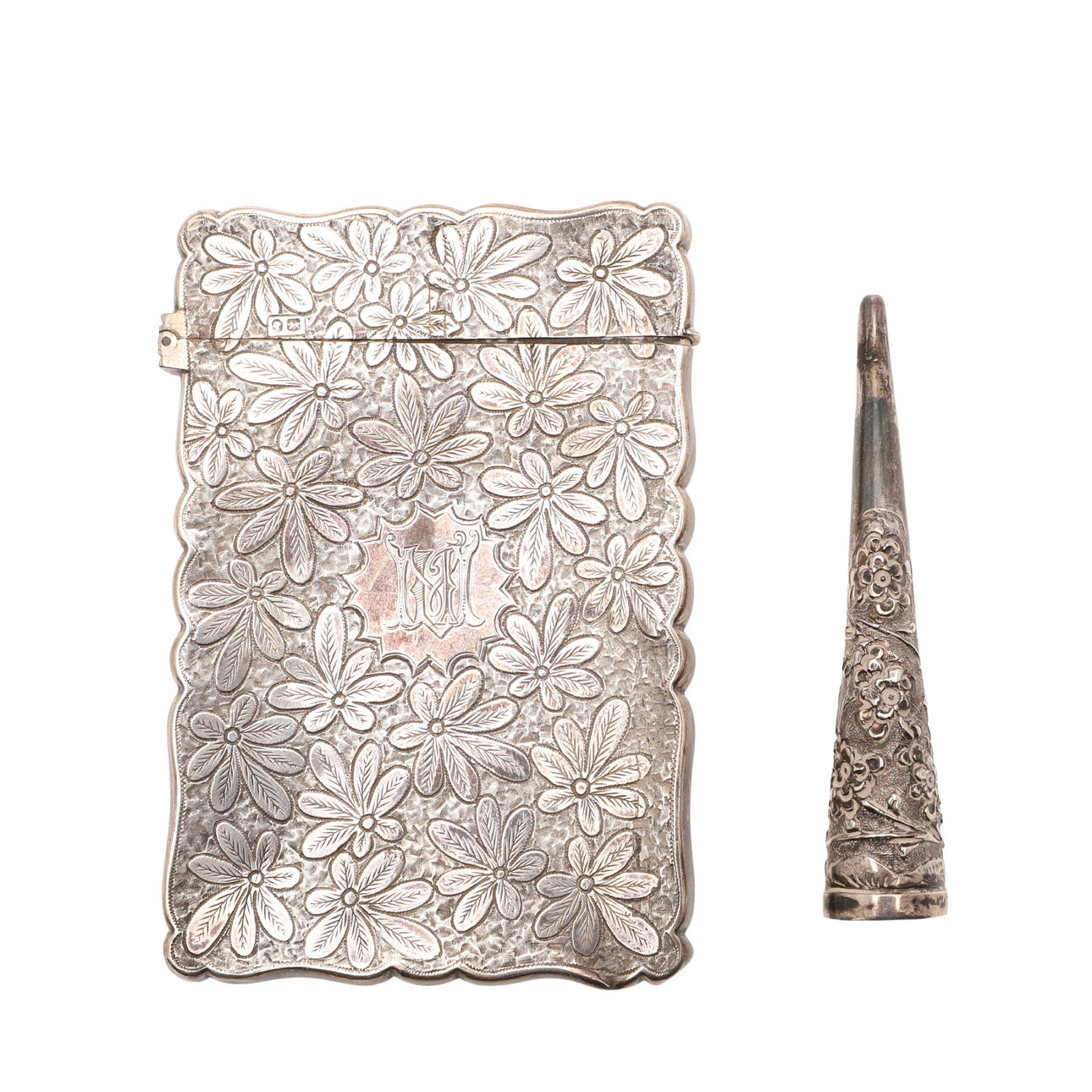 EIN VIKTORIANISCHES KARTENETUI AUS SILBER MIT GRAVUR.