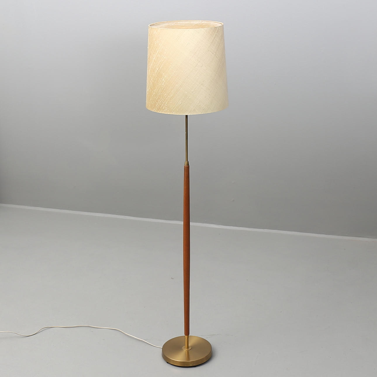 GOLVLAMPA, mässing och teak. 1950-tal.