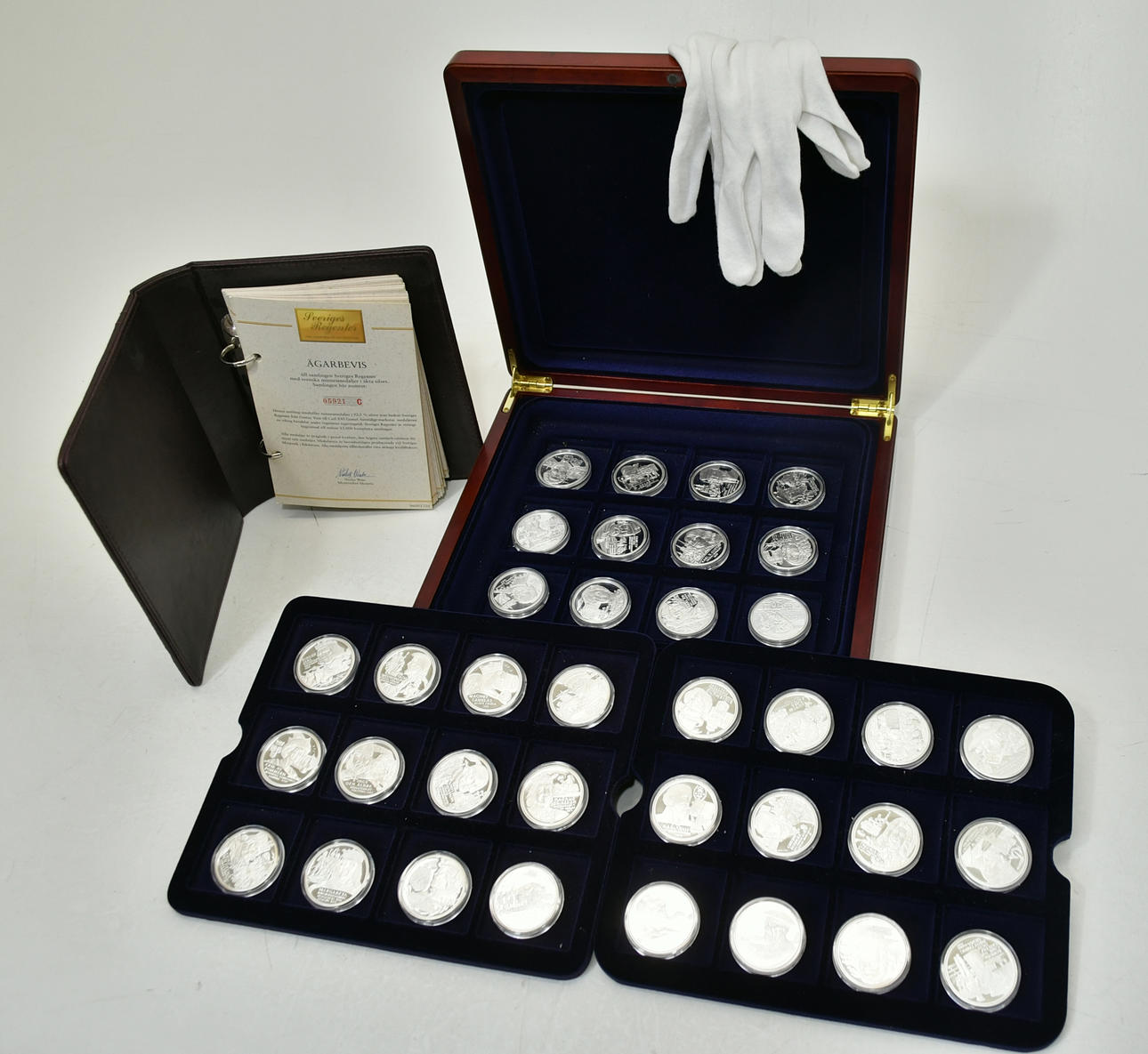 Sveriges regenter. 36 Silverminnesmedaljer med schatull.