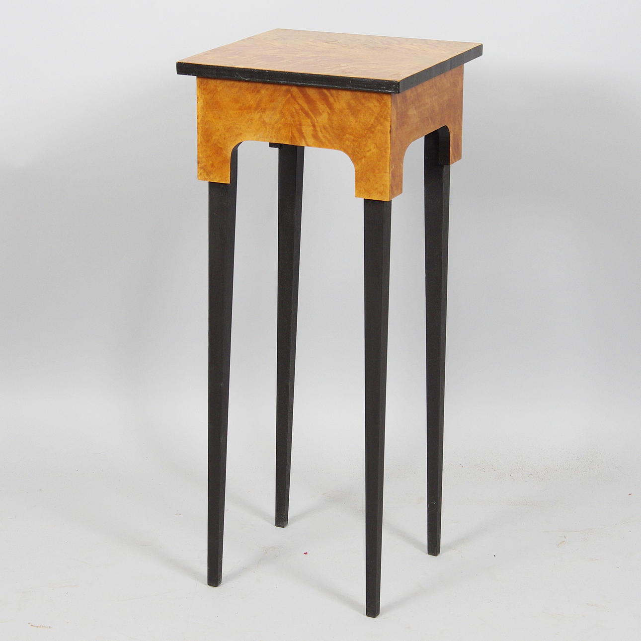 BLOMSTERBORD, björk med svarta ben och lister, 1900-tal.