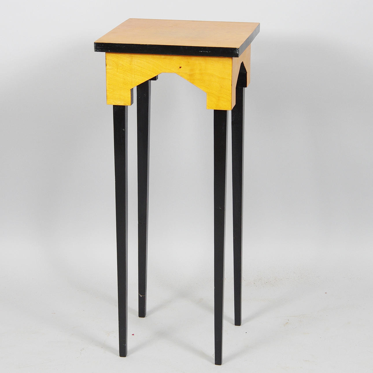 BLOMSTERBORD, björk med svarta ben och lister, 1900-tal.