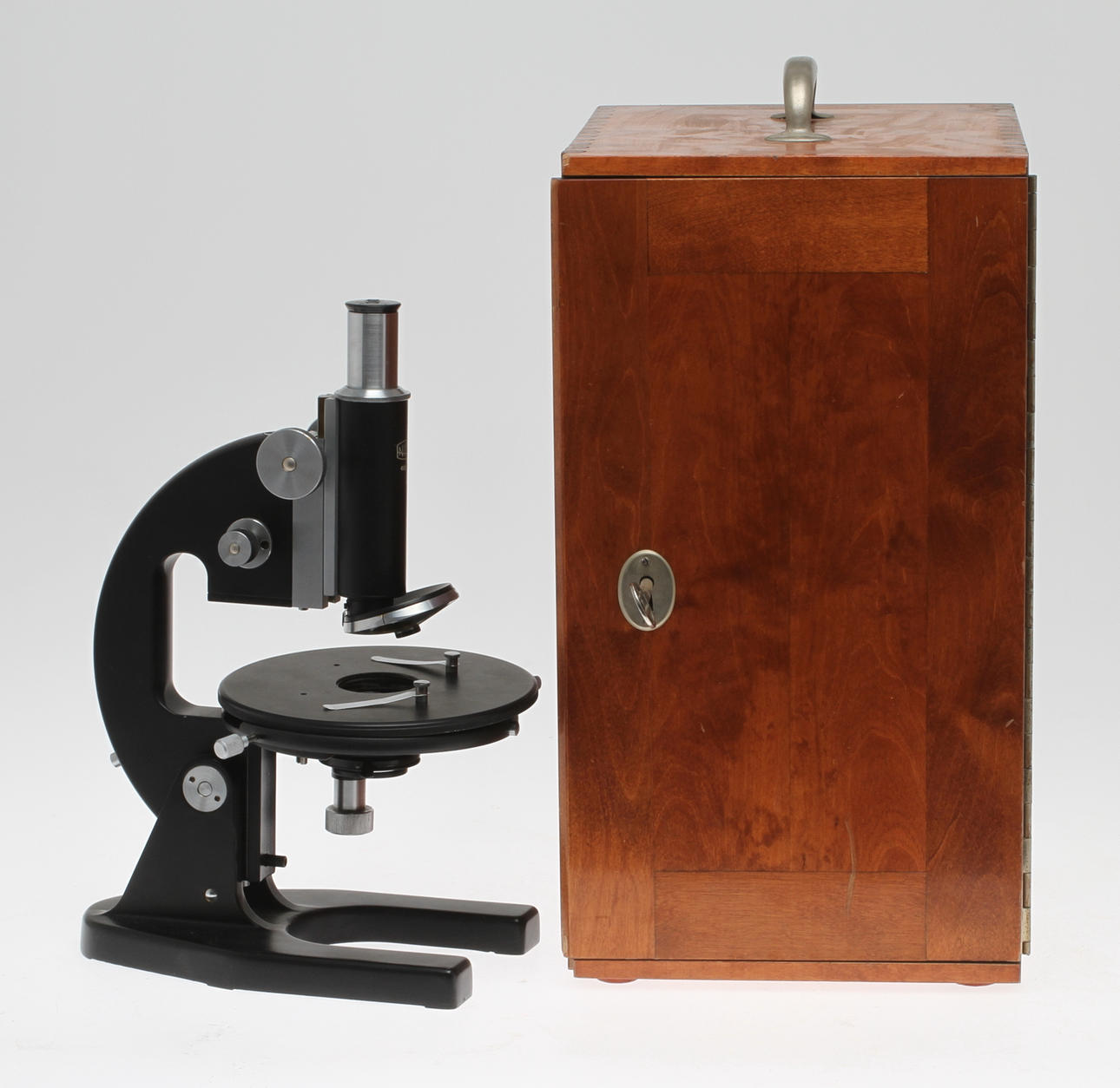 MIKROSKÅP, i träfodral, NIFE, 1900-tal.
