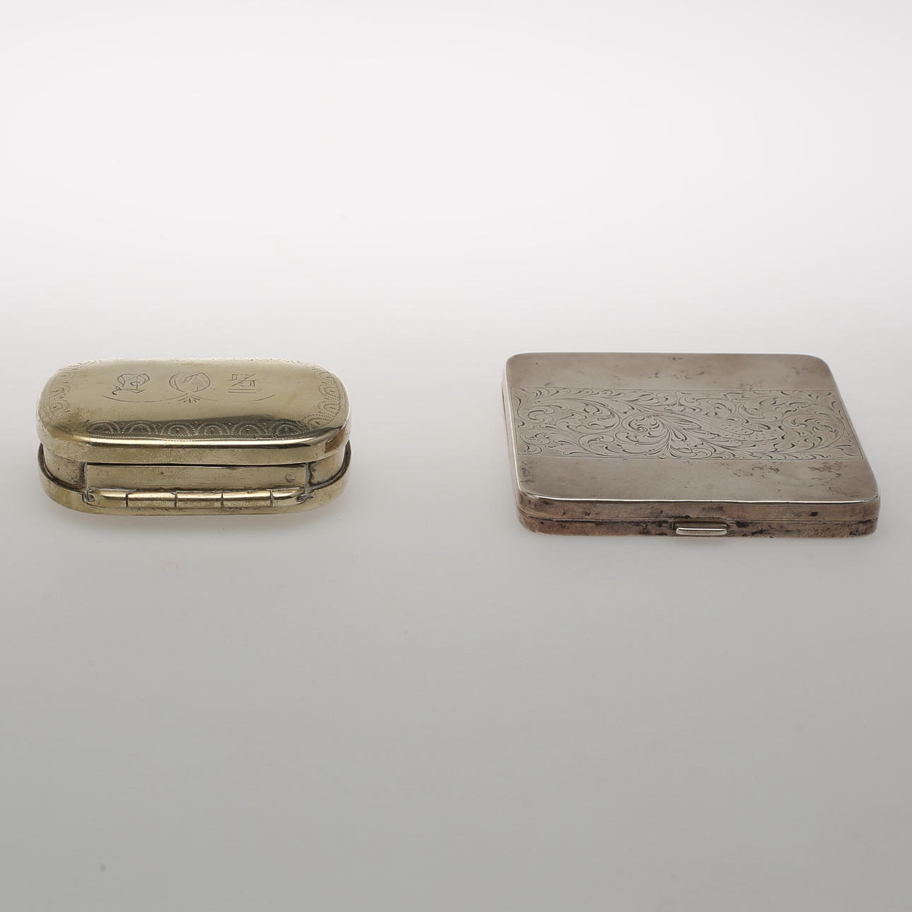CIGARETTETUI, silver och snusdosa i mässing.
