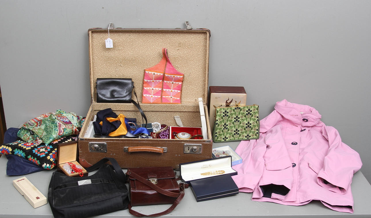 BIJOUETERIER, VÄSKOR mm i RESEVÄSKA, 1900-2000-tal.