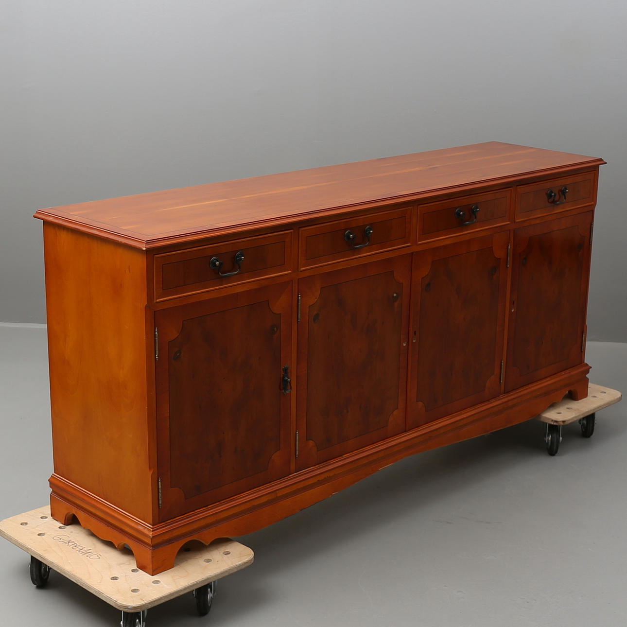 SKÄNK, idegran, engelsk stil.