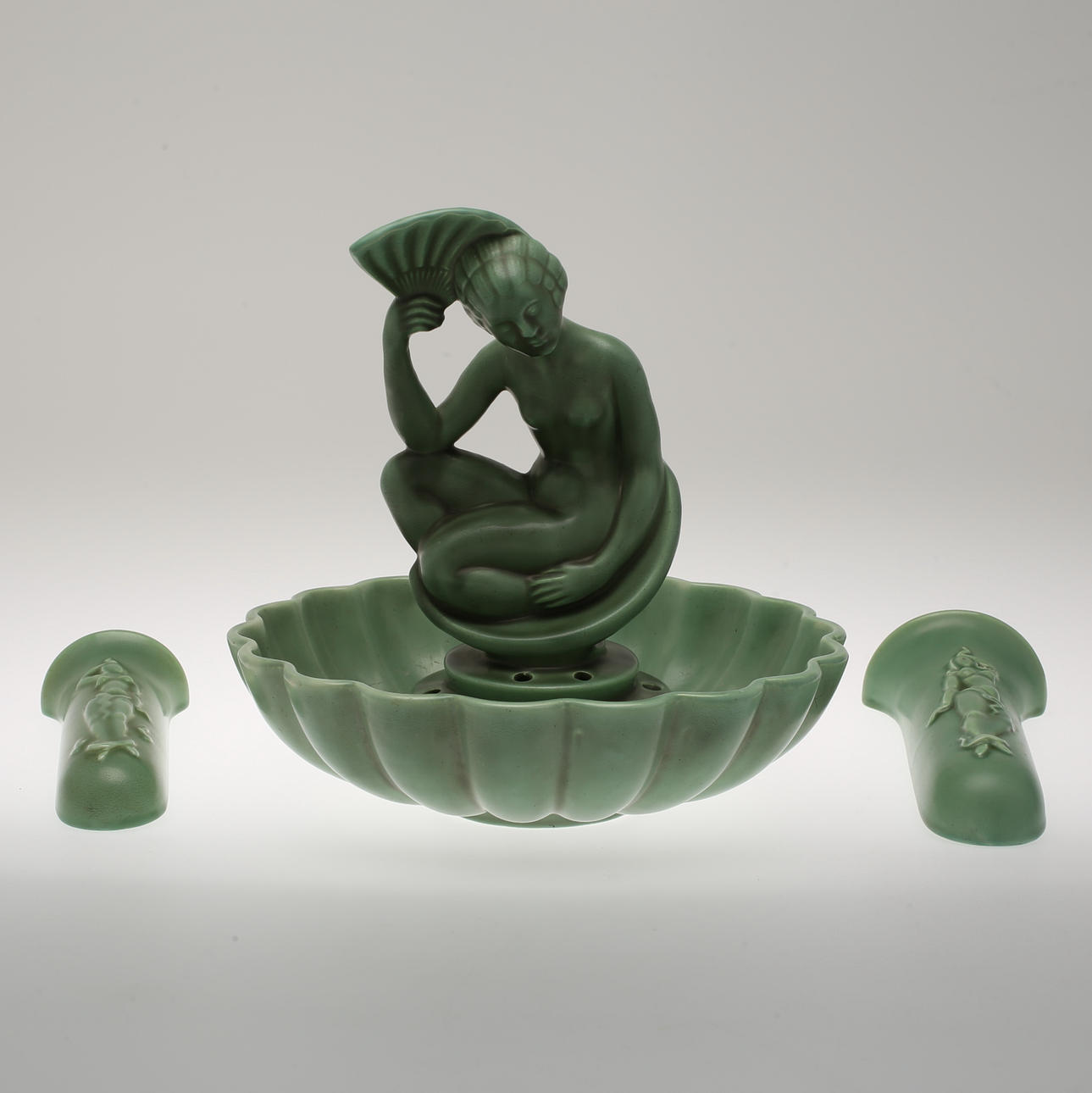 BORDSUPPSATS, 2-delad, och 2 väggvaser Gefle.